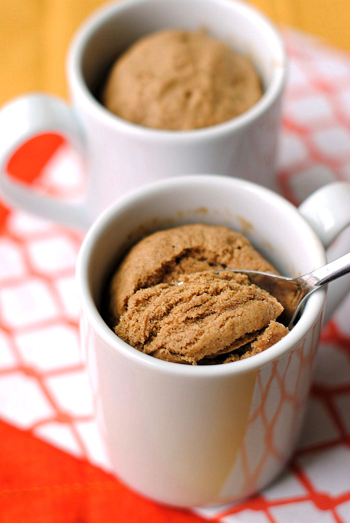 Skinny Pumpkin Spice Mug Cake - fat-free and under 200 calories! | Eat Yourself Skinny