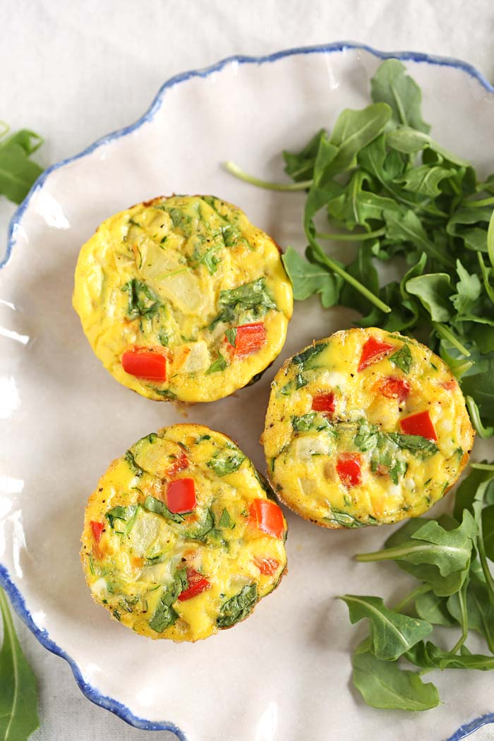 Healthy Breakfast Egg Muffins full of delicious veggies that are super easy to grab on-the-go! eat-yourself-skinny.com